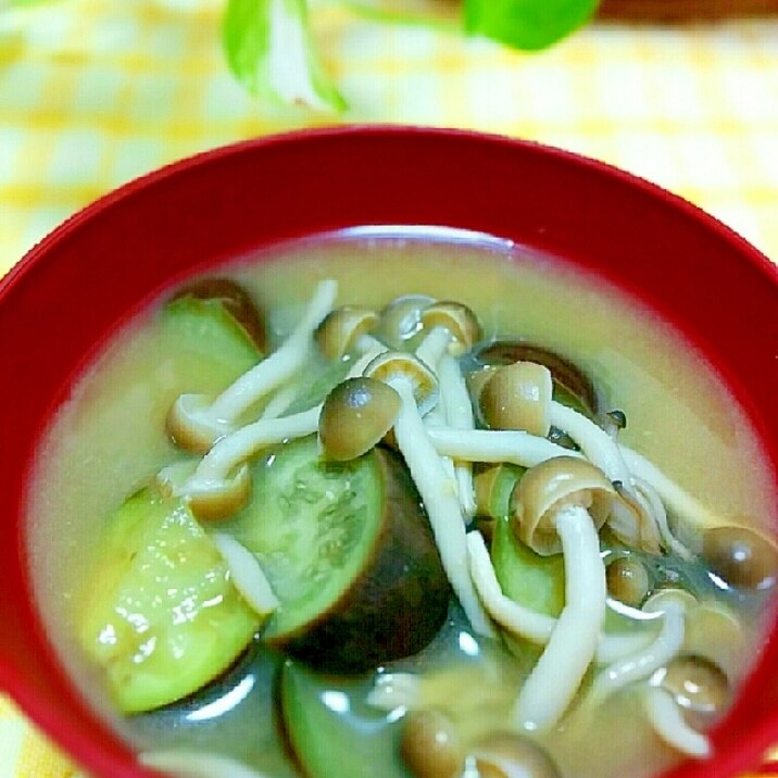 茄子とシメジのお味噌汁~変色しません♪~